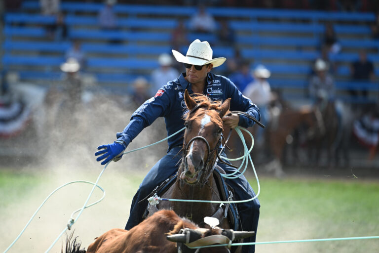 Paden Bray heeling a steer at the 2024 Pendleton Round-Up.